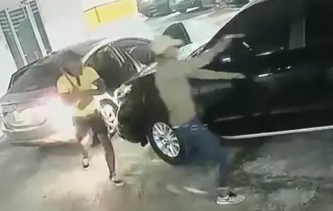 En video: Delincuentes utilizan un mazo y armas de fuego para robar en un edificio en Pueblo Nuevo