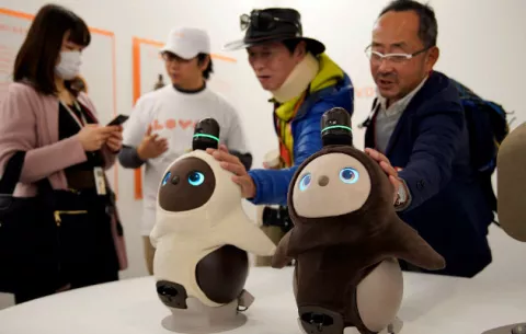 Presentan robot que ayudará a superar la soledad