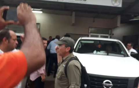 Rolando López amenaza a periodistas que intentan grabar entrega de cuerpos en morgue de David
