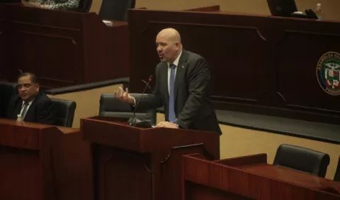 Rolando Mirones se enfrenta a diputados