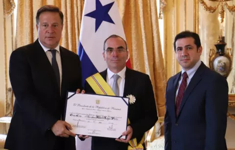 Critican condecoración que le hizo el presidente Juan Carlos Varela a Rolando López