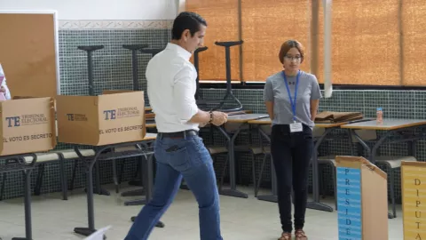 Rómulo Roux y Ricardo Lombana fueron los primeros candidatos en ejercer el voto