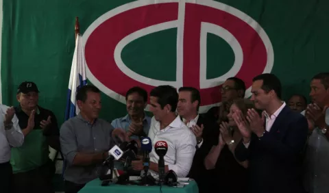 Rómulo Roux continuará como líder opositor