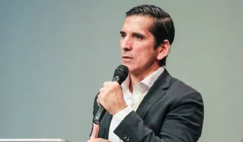 Rómulo Roux a favor de la importación de armas
