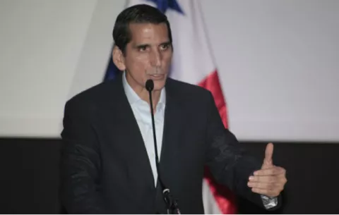 Rómulo Roux entrega propuesta sobre medicamentos a la Asamblea Nacional