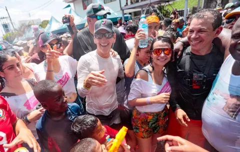 Rómulo Roux y Luis Casis recorren el Carnaval de Penonomé