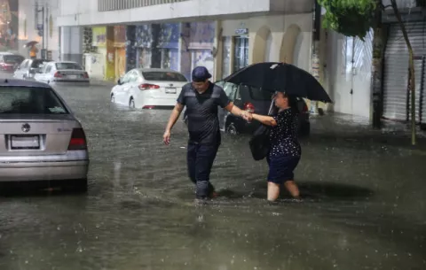 Rosa se intensificó a huracán categoría 2 y provoca lluvias en el occidente mexicano