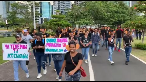 Las "orejas" toman las calles en apoyo de Rómulo Roux