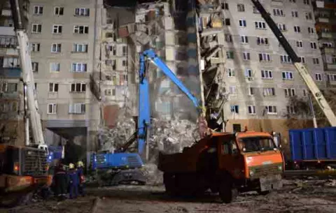 Rescatan a bebé de 11 meses entre los escombros de un edificio en Rusia