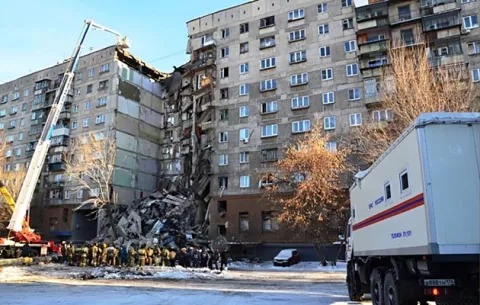 Cuatro muertos y varios desaparecidos al derrumbarse un edificio en Rusia