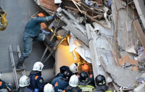 Se incrementan a 14 los muertos por derrumbe de edificio en los Urales