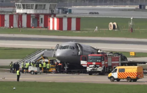 Hallan la cajas negras del avión siniestrado en el aeropuerto moscovita