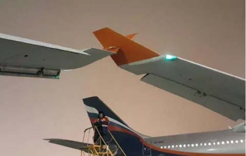 Chocan dos aviones en un aeropuerto de Moscú