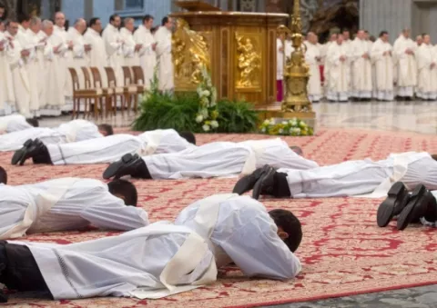 El Vaticano abre el debate sobre la ordenación de hombres casados como sacerdotes