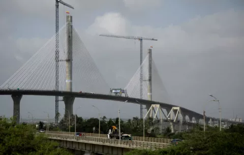 Sacyr termina de unir tablero de estructura del puente más ancho de América  Latina