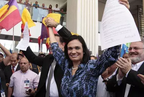 Vicepresidenta de Varela inició como diplomática del régimen de Noriega 
