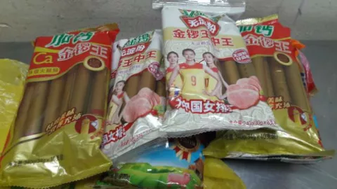 Pasajero de origen asiático quería entrar al país con paquetes de salchichas de cerdo