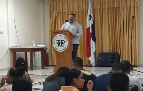Alcalde de Santiago expone como poeta y escritor en la sede de la UTP de Changuinola