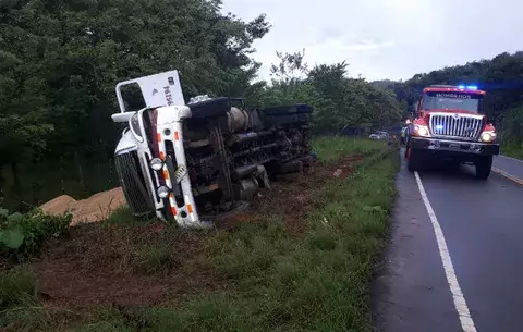 Un herido tras vuelco de articulado cargado con más de 500 quintales de arroz en Veraguas