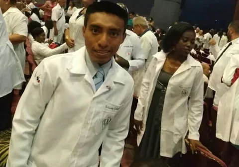 'Regreso para ponerme al servicio de mi pueblo', dice Santiago Gallardo tras graduarse de médico en Cuba