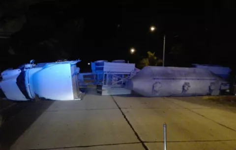 Mula cargada con cemento queda atravesada en vía de Santiago y deja un herido