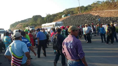 En Santiago cierran por cancelación de cupos a transportistas   