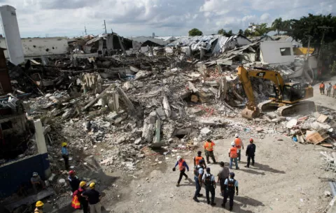 Suben a ocho los muertos por explosión en fábrica de plásticos en Santo Domingo