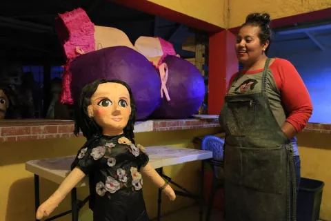 Venden una piñata semejante a Sarita, la polémica hija de José José