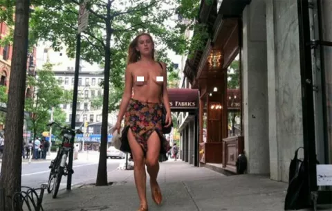 Hija de Bruce Willis semidesnuda