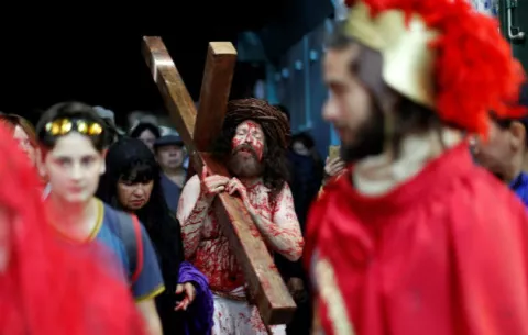 Los cristianos recrean con fervor el viacrucis de Jesús en las callejuelas de Jerusalén