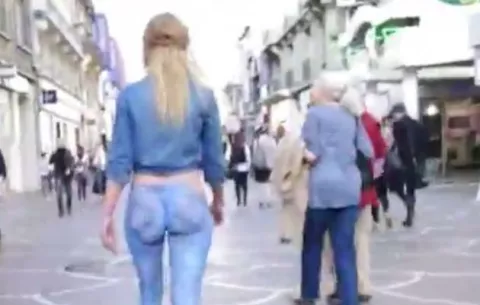 Hermosa modelo se pasea semidesnuda por las calles 