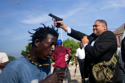 Diputado haitiano hiere a fotógrafo a las puertas de la cámara alta