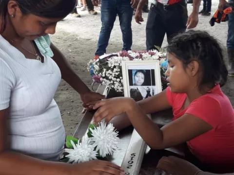 Familiares y amigos despiden a la mujer asesinada brutalmente en Barú