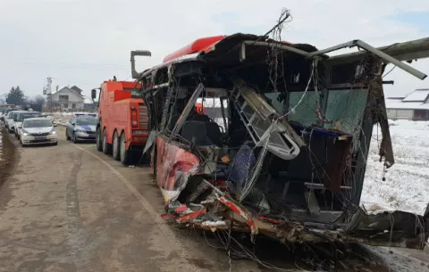 Mueren cinco personas al chocar tren con autobús lleno de jóvenes en Serbia