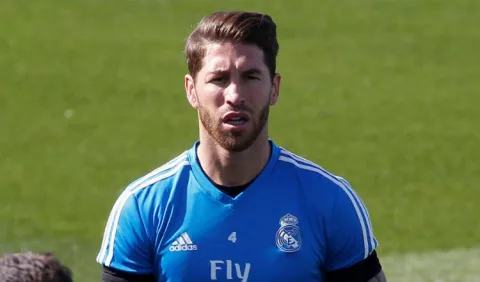 Sergio Ramos se hace el periodista para preguntar y responder sobre la crisis del Real Madrid