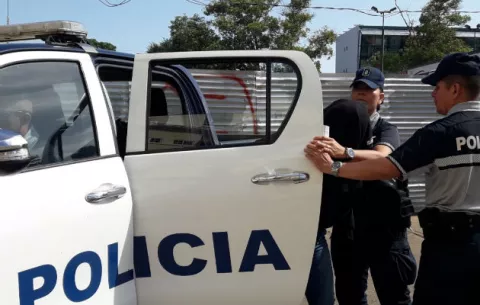 Culpable por tener sexo oral con dos alumnas en Changuinola 