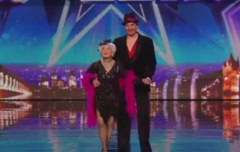 VIDEO-Abuelita salsera sorprende por su destreza en show
