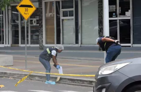 Sicarios abalean a su víctima, pero este logra sobrevivir al atentado