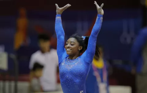 Simone Biles competirá en Catar, pese a tener un cálculo renal