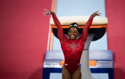 Simone Biles iguala marca de medallas en la historia de los mundiales de gimnasia
