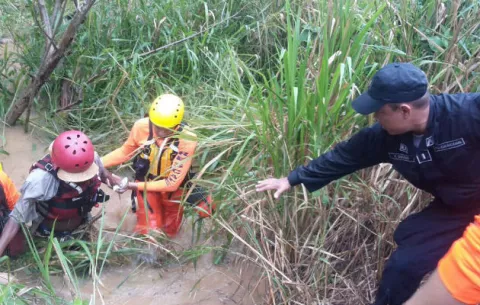 Solicitan ayuda del Sinaproc para rescatar a cuatro adultos que estaban ebrios en un río