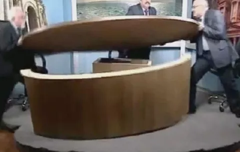 VIDEO Brota pelea entre invitados a noticiero sobre Siria