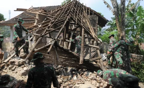 Cuatro muertos y un millar de desplazados por terremoto en Indonesia 