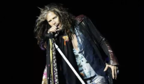 Steven Tyler sufre aterradora caída durante concierto