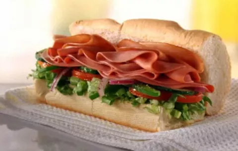 Subway elimina química de su pan, pero clientes todavía se quejan