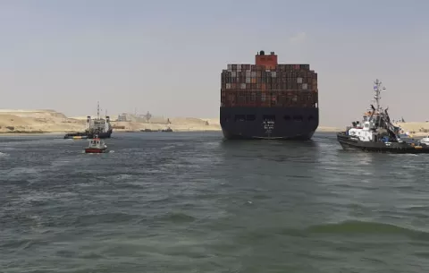 El Canal de Suez alcanza récord de ingresos de 5,900 millones de dólares