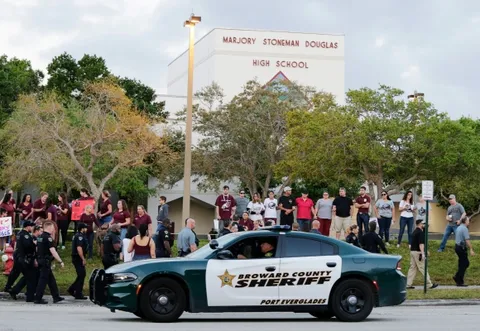 Sobreviviente de una masacre en una escuela secundaria de Florida se suicida