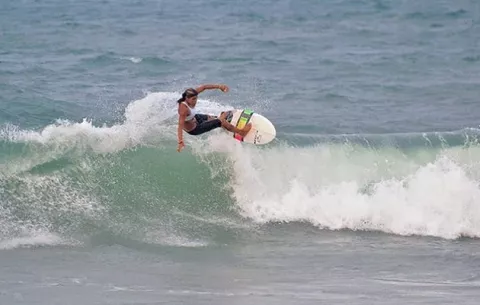 Surfista muere luego de ser  alcanzada por un rayo mientras entrenaba