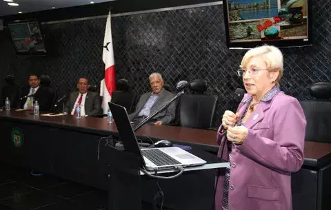Denuncian amenazas de muerte e intentos de soborno por polémica ley sobre tabaquismo