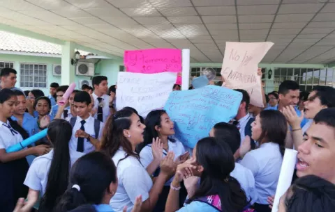 Estudiantes tableños del colegio Tejada Roca protestan y paralizan clases